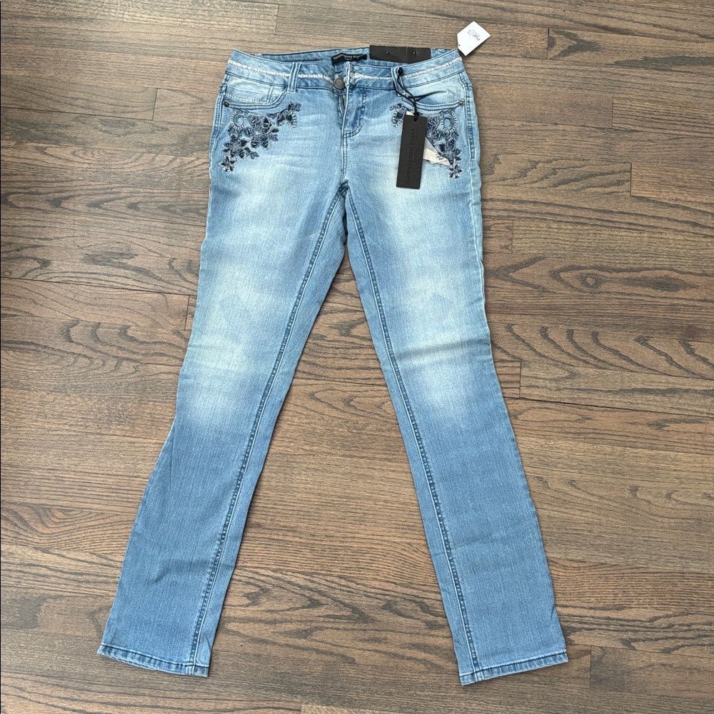 Rue21 Blue Embroidered Women's Cropped Jeans